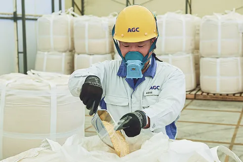 原料受け入れ検査の作業風景