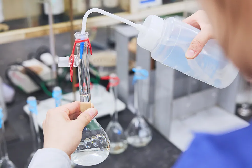 化学成分検査の作業風景